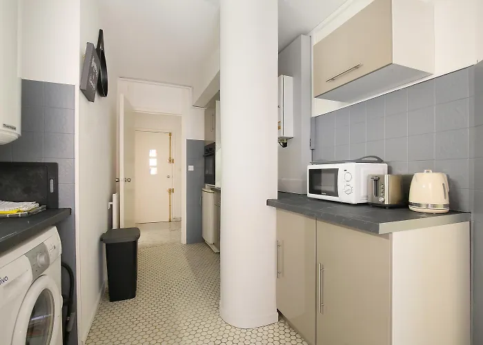 Le Jaune Place Saint Georges 100m Parking Terrasse